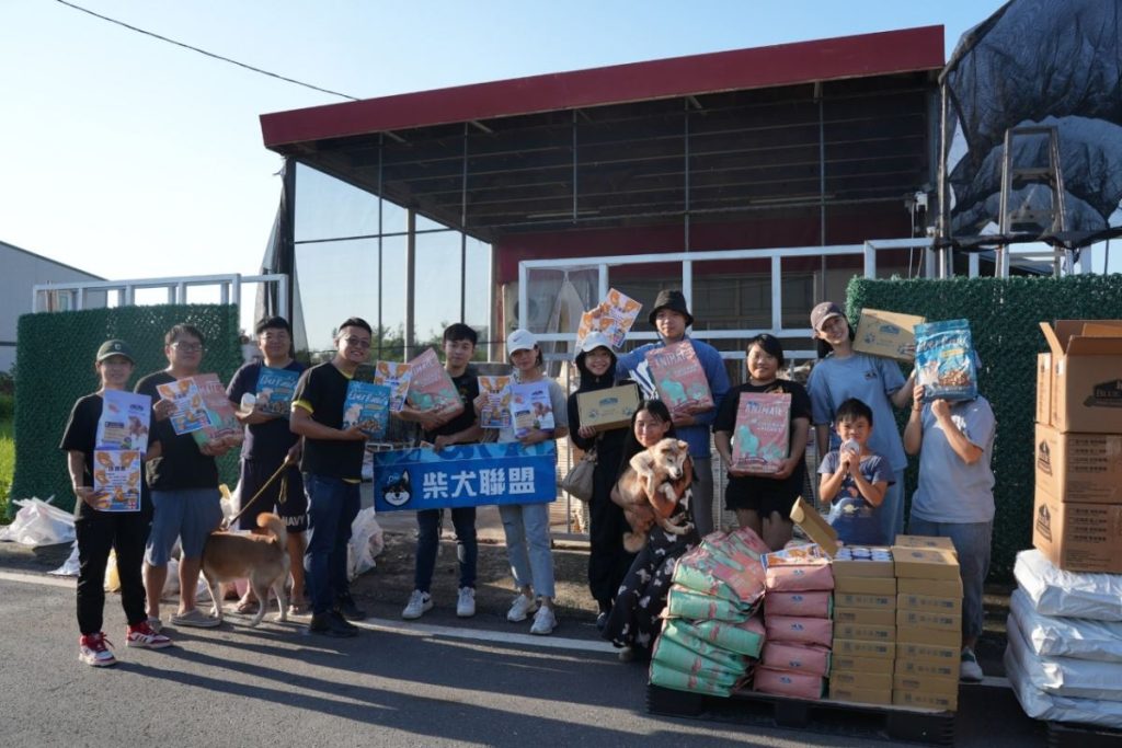 圖說/將愛心寵食分送至台南三處狗園，柴犬聯盟特別致贈感謝狀給倍力團隊，表達謝意。（資料來源：柴犬聯盟）